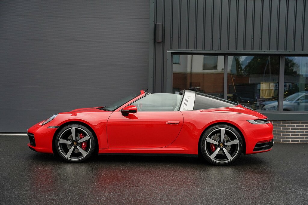 Porsche 911 T 992 4 Red