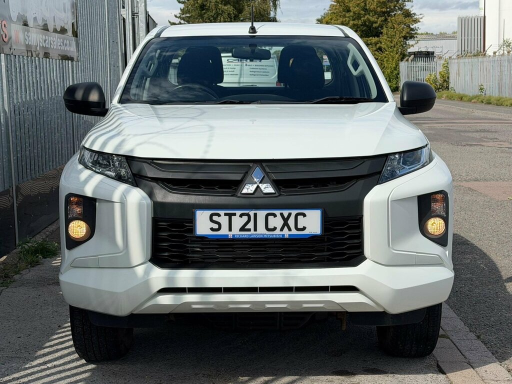 Mitsubishi L200 4Life Club Cab Di-d White #5