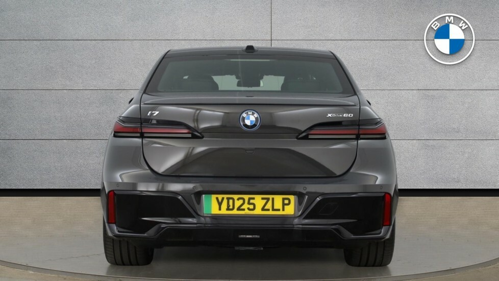 BMW i7 Saloon Blue #30