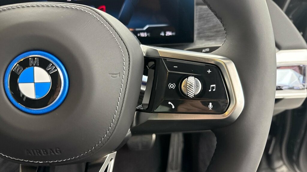 BMW i7 Saloon Blue #35