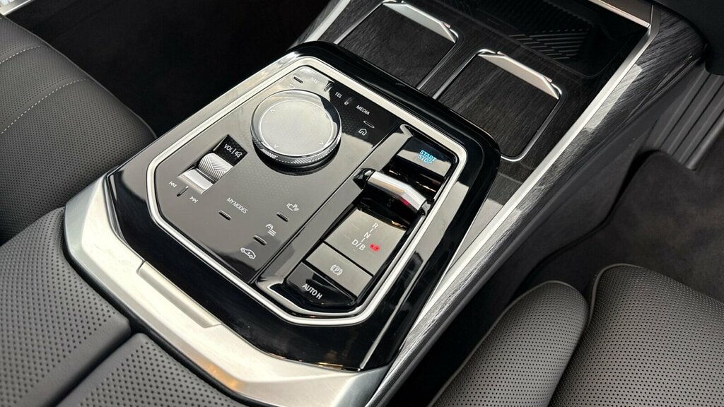 BMW i7 Saloon Blue #19