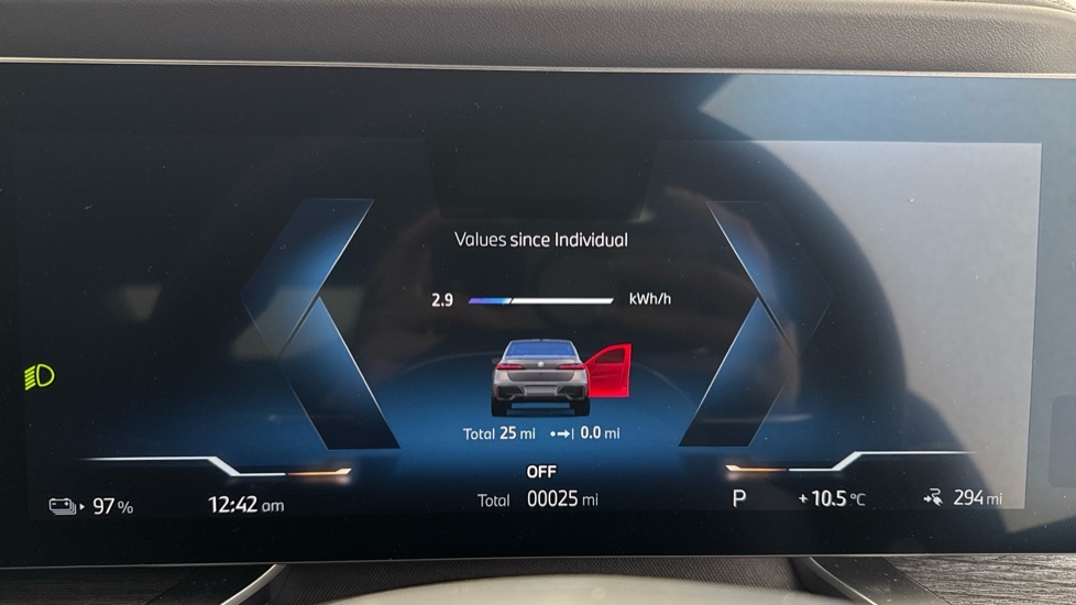 BMW i7 Saloon Blue #17