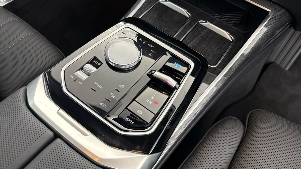 BMW i7 Saloon Blue #20
