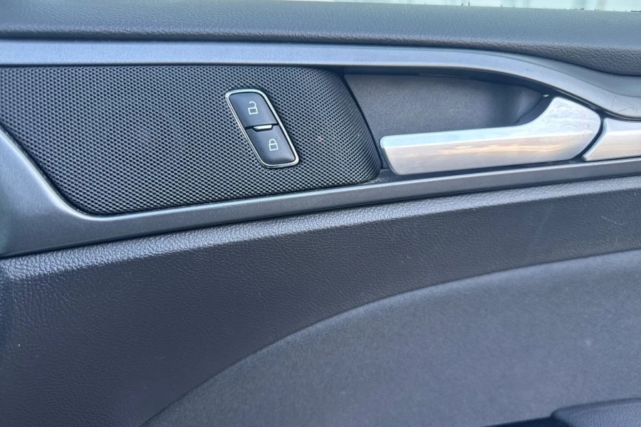 Ford Mondeo Hatchback Blue #28