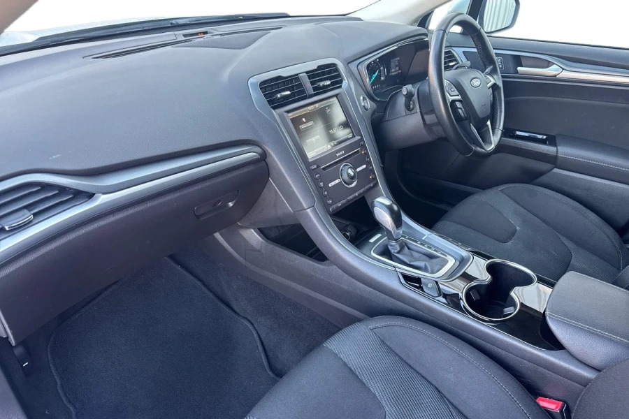 Ford Mondeo Hatchback Blue #12