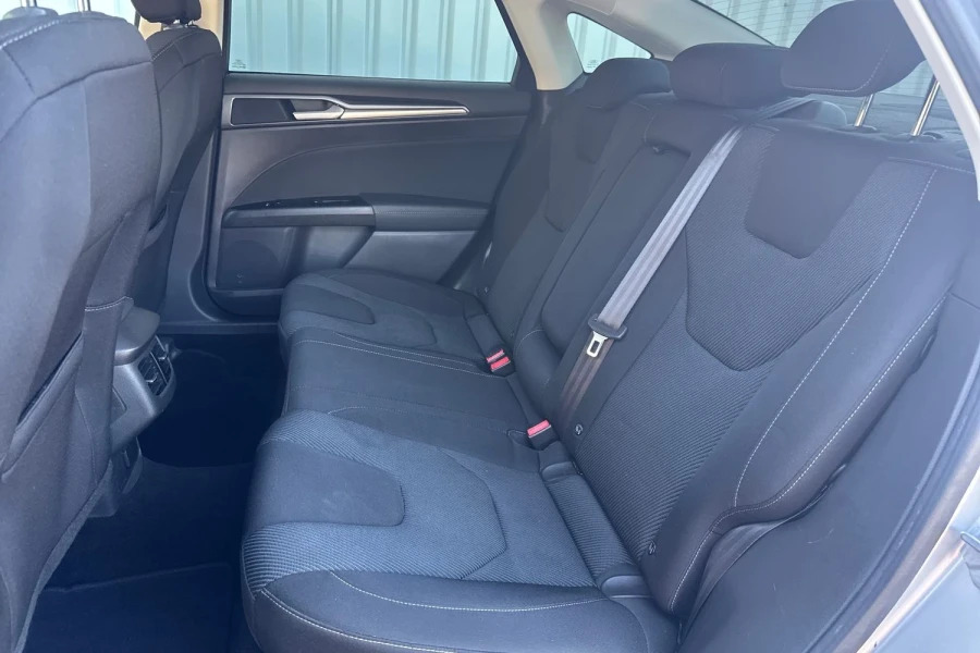 Ford Mondeo Hatchback Blue #31