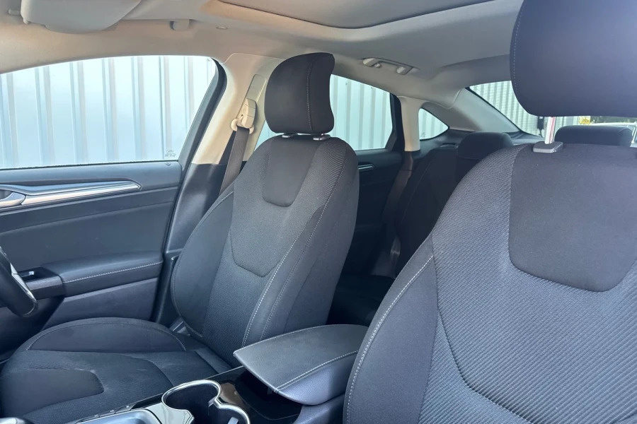 Ford Mondeo Hatchback Blue #33
