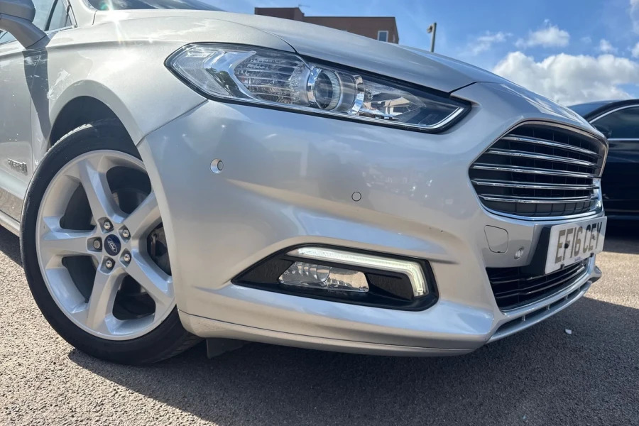 Ford Mondeo Hatchback Blue #37