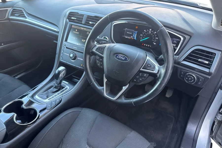 Ford Mondeo Hatchback Blue #10
