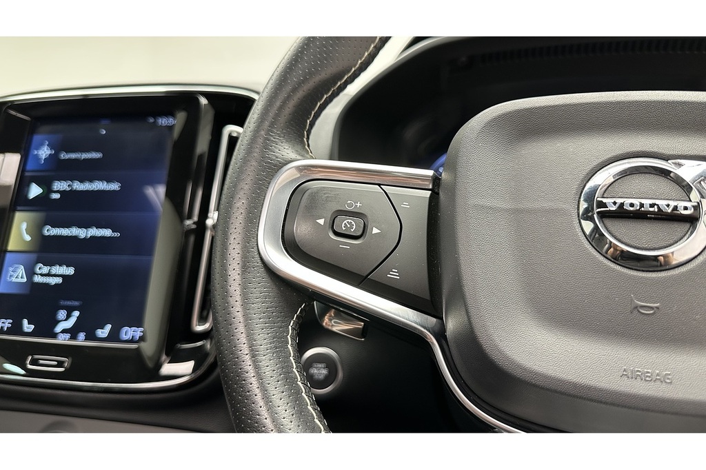 Volvo XC40 R-design Pro D3 White #36