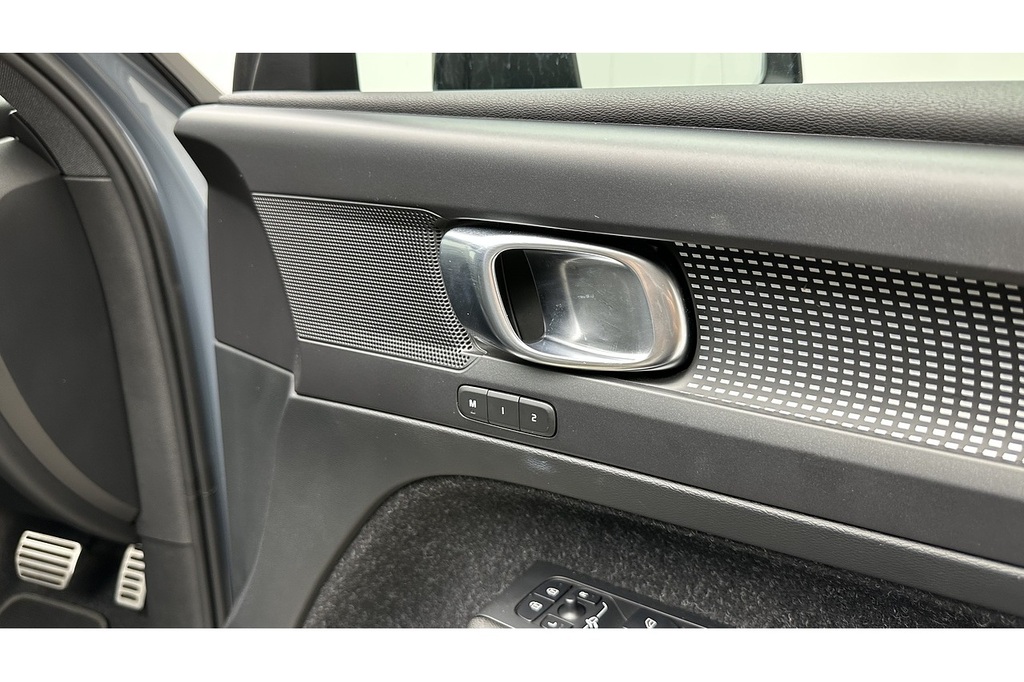 Volvo XC40 R-design Pro D3 White #31