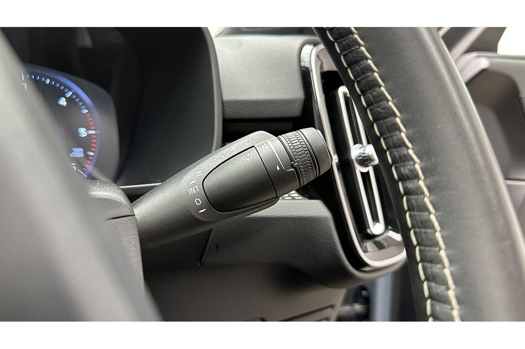 Volvo XC40 R-design Pro D3 White #35