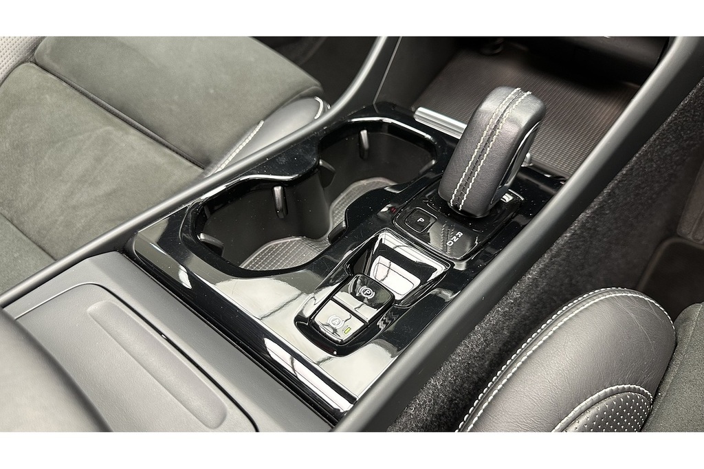 Volvo XC40 R-design Pro D3 White #44