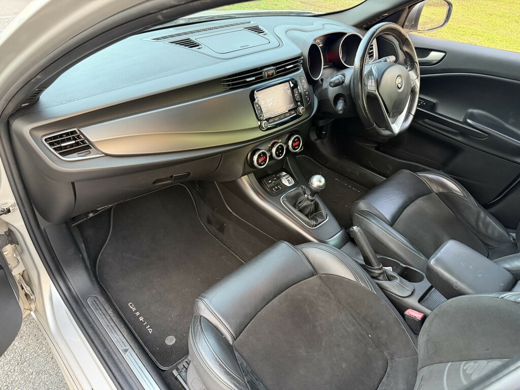 Alfa Romeo Giulietta Hatchback Black #12