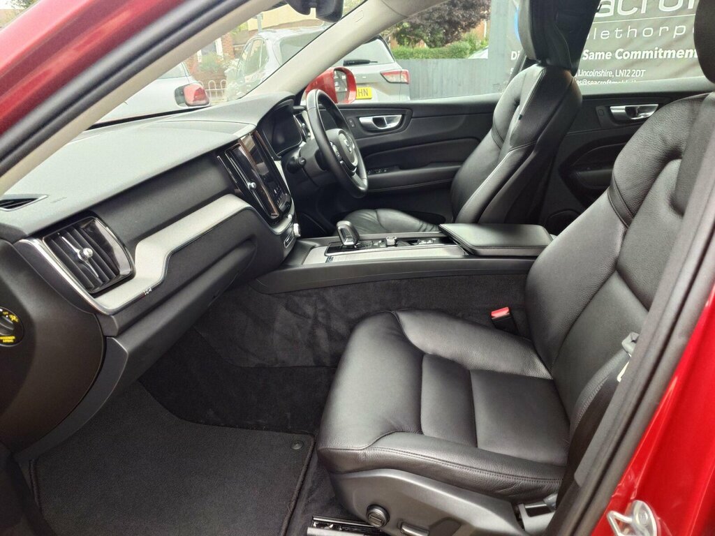 Volvo XC60 Plus B5 Awd 250 Hp Black #19