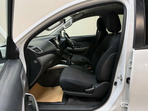 Mitsubishi L200 2.4 L200 Titan WG19ERU White #3