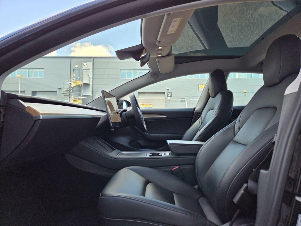Tesla Model 3 Standard Range Plus Saloon Rwd White #25