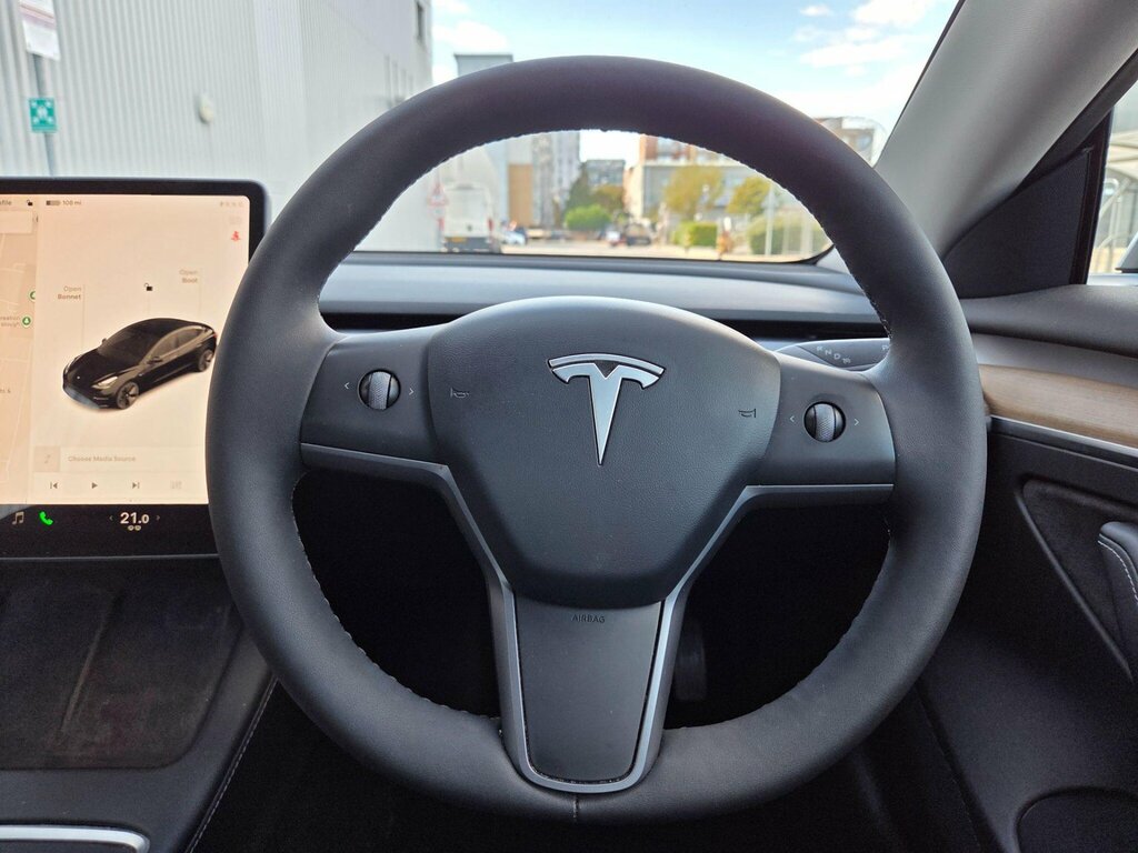 Tesla Model 3 Standard Range Plus Saloon Rwd White #31