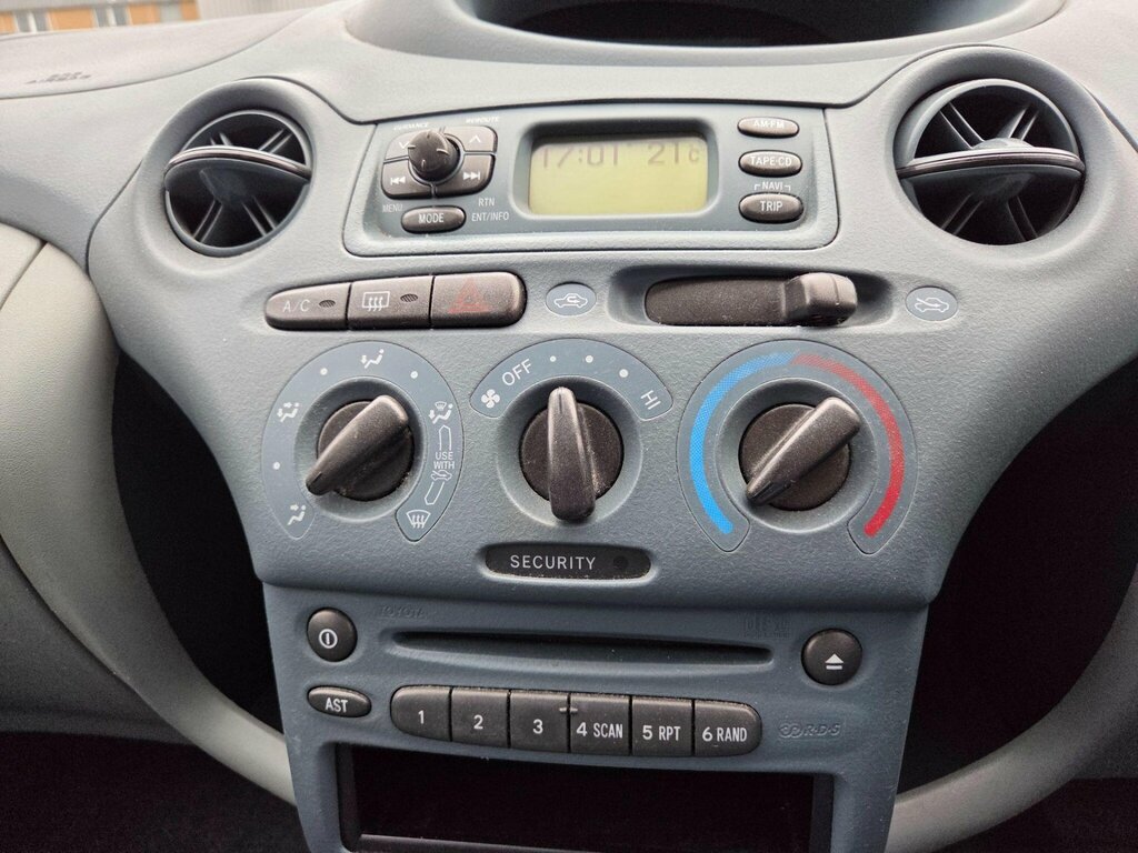 Toyota Yaris Hatchback Silver #31