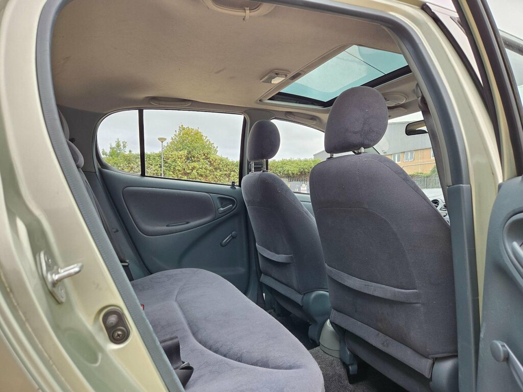 Toyota Yaris Hatchback Silver #23