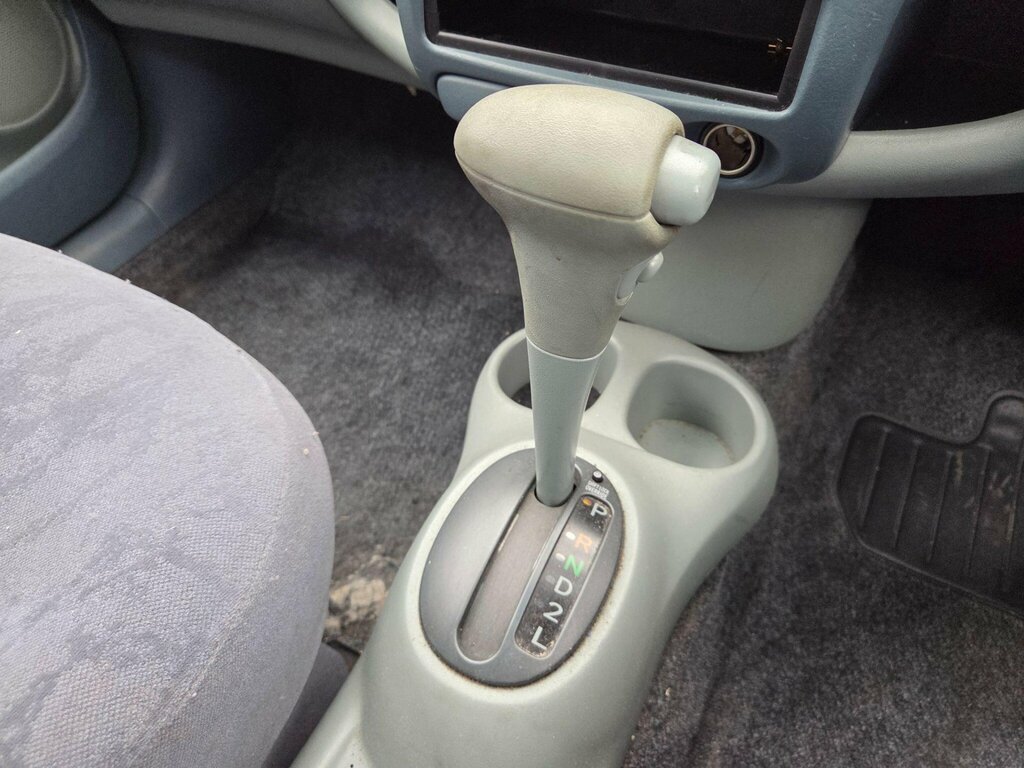 Toyota Yaris Hatchback Silver #30