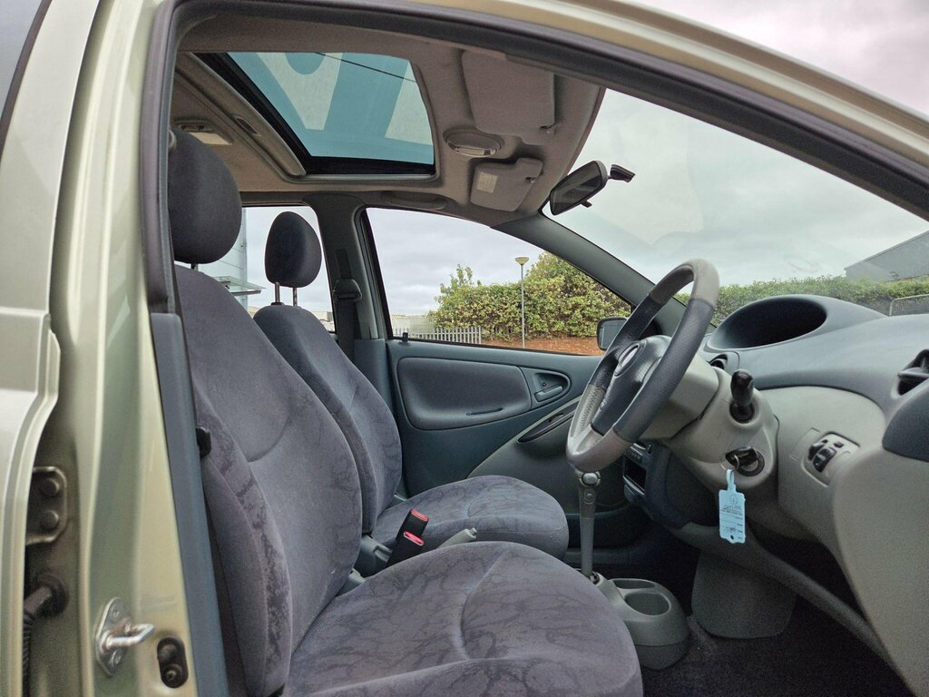 Toyota Yaris Hatchback Silver #14