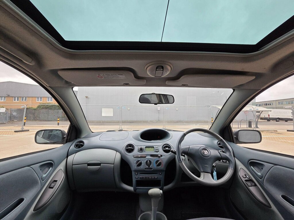 Toyota Yaris Hatchback Silver #26