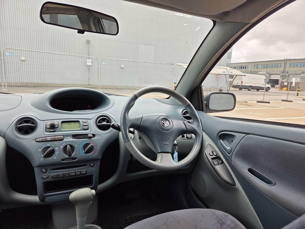 Toyota Yaris Hatchback Silver #17