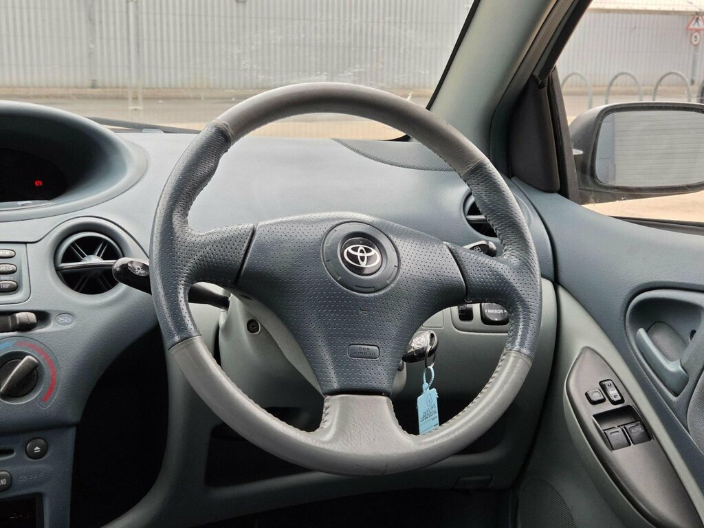 Toyota Yaris Hatchback Silver #28