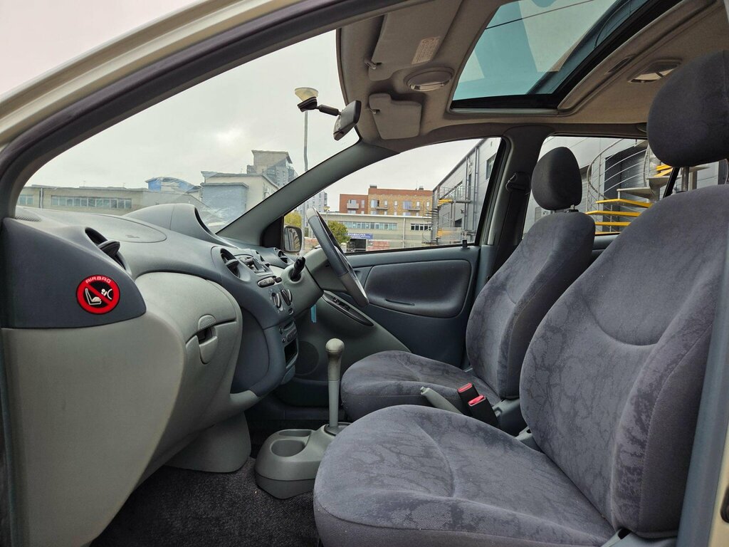 Toyota Yaris Hatchback Silver #19