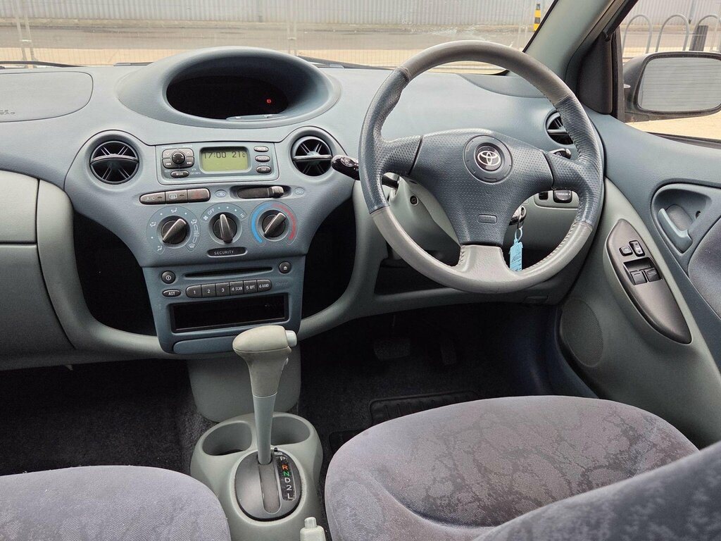Toyota Yaris Hatchback Silver #27