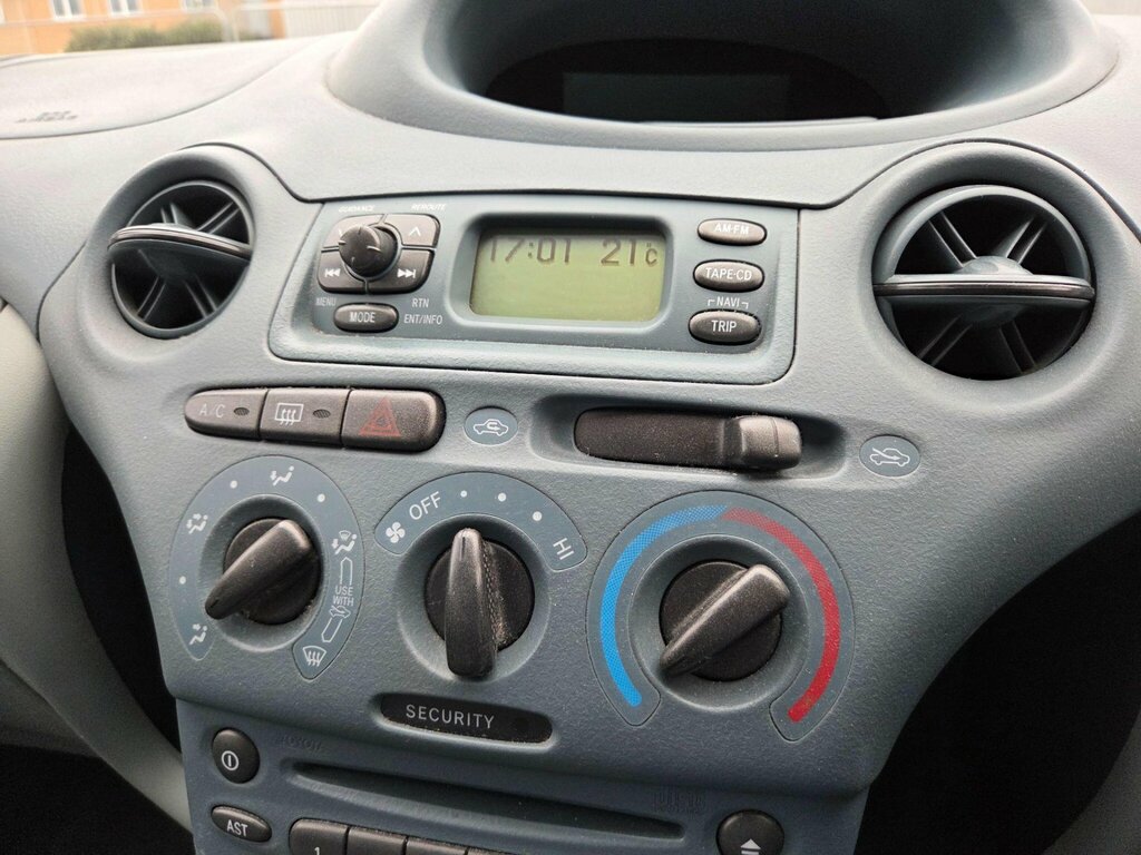 Toyota Yaris Hatchback Silver #32