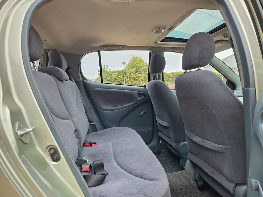 Toyota Yaris Hatchback Silver #22