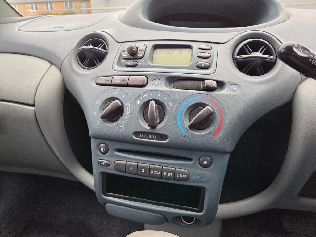 Toyota Yaris Hatchback Silver #29