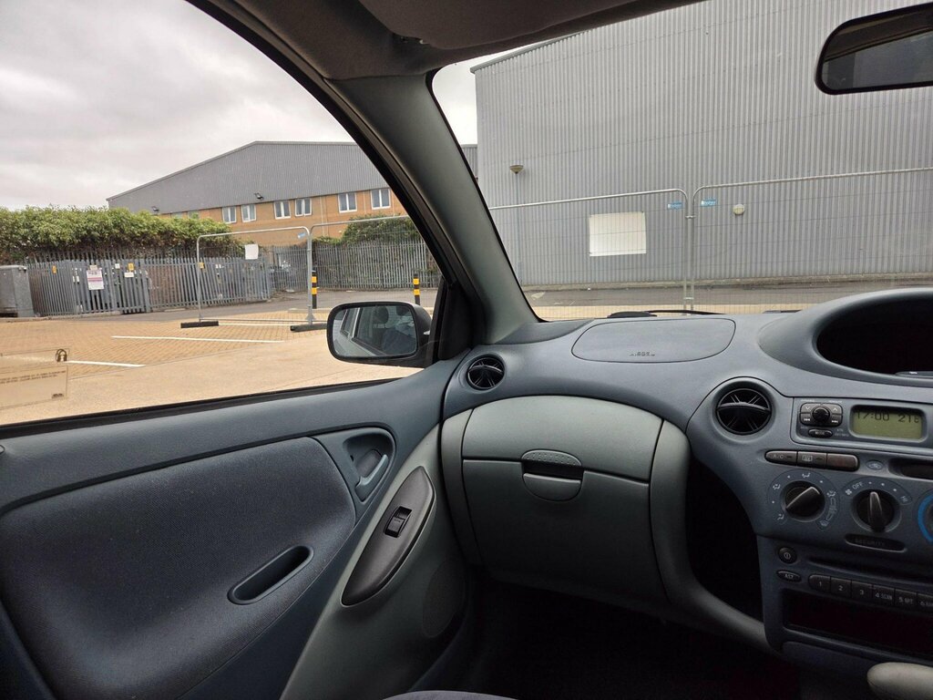 Toyota Yaris Hatchback Silver #18