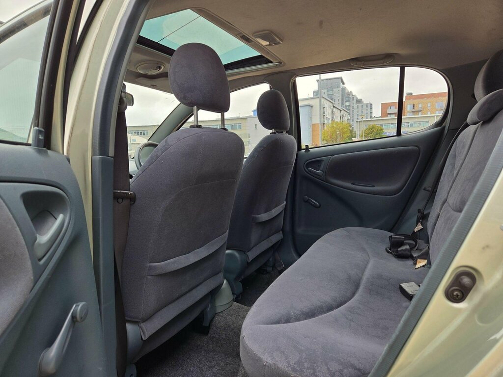 Toyota Yaris Hatchback Silver #21
