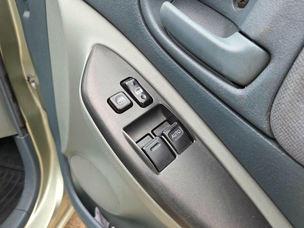 Toyota Yaris Hatchback Silver #38