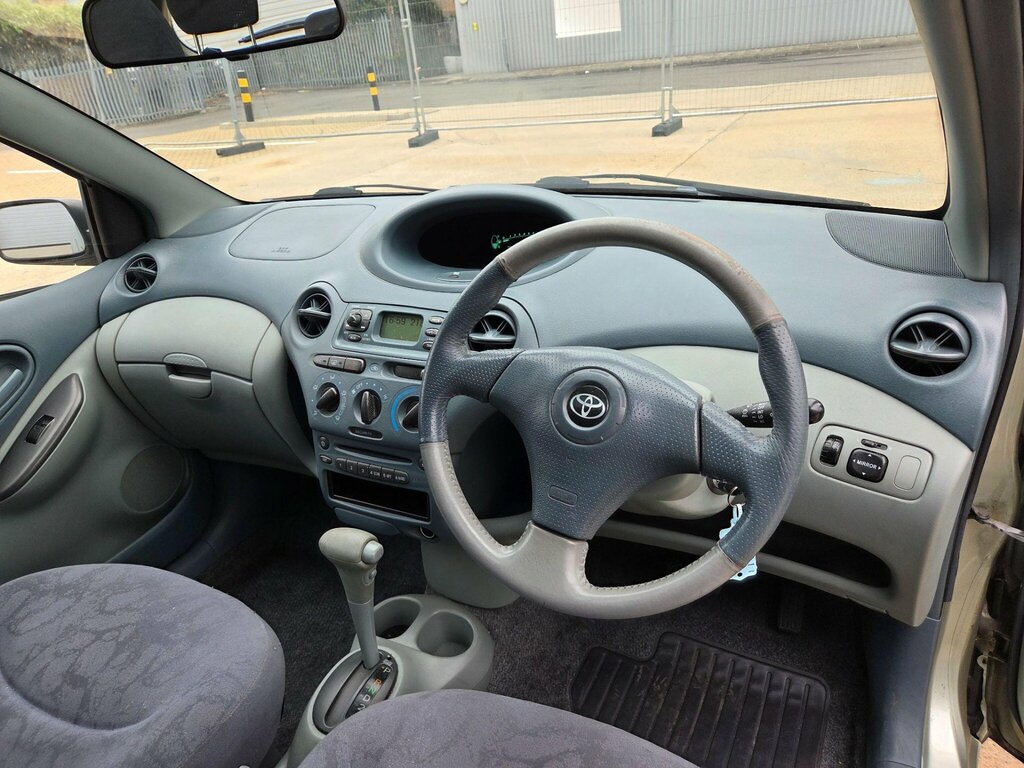 Toyota Yaris Hatchback Silver #15