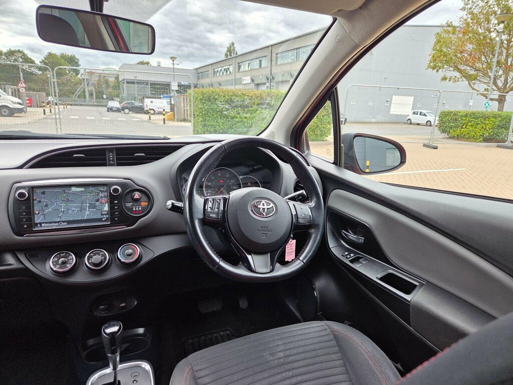 Toyota Yaris Hatchback 1.5 White #41