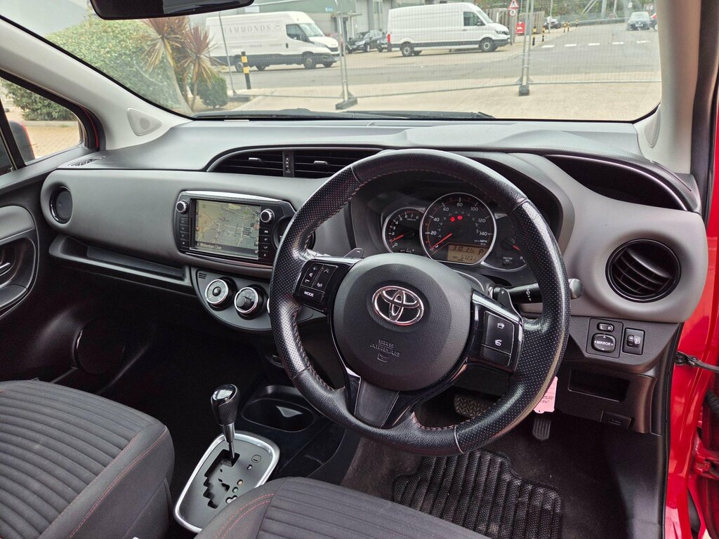 Toyota Yaris Hatchback 1.5 White #16