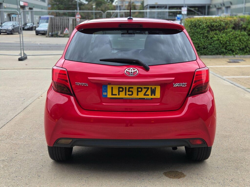 Toyota Yaris Hatchback 1.5 White #13