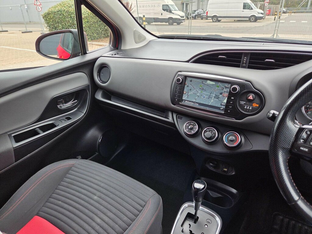 Toyota Yaris Hatchback 1.5 White #32
