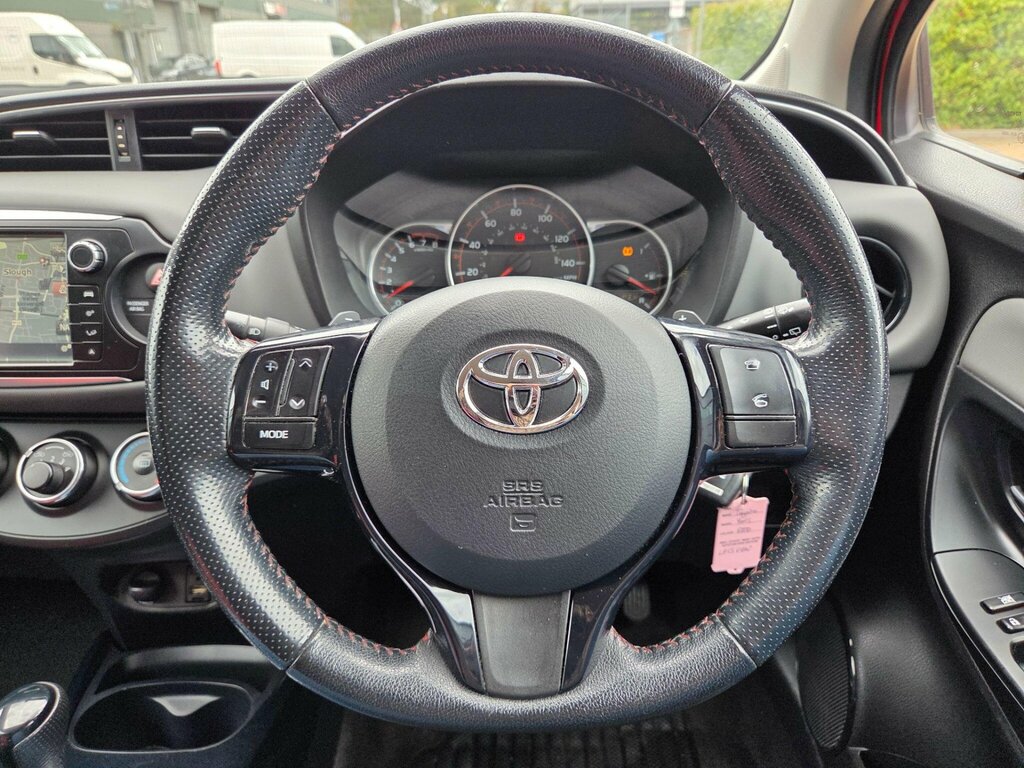 Toyota Yaris Hatchback 1.5 White #27