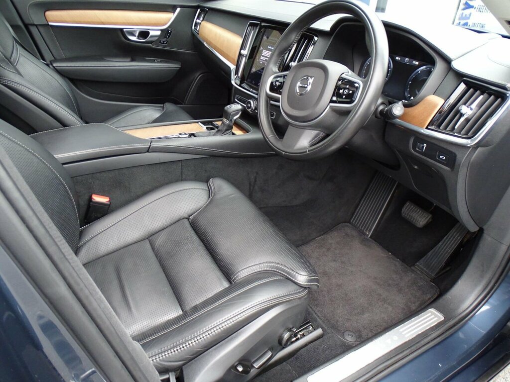 Volvo V90 T4 Momentum Plus Black #21