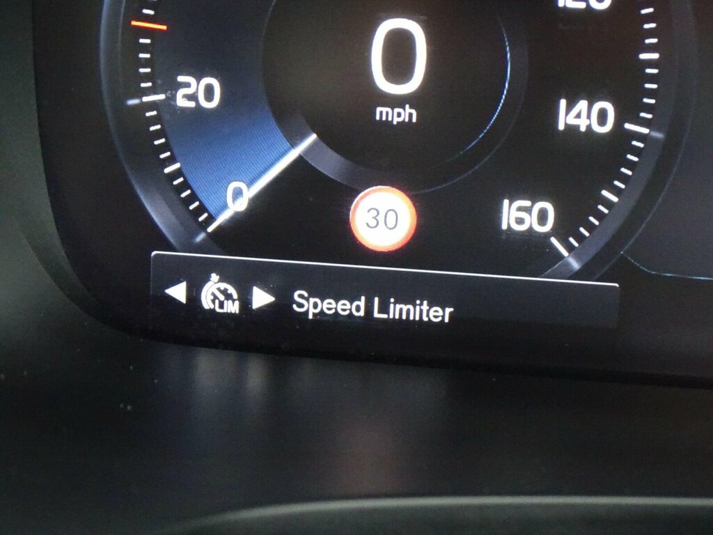 Volvo V90 T4 Momentum Plus Black #40