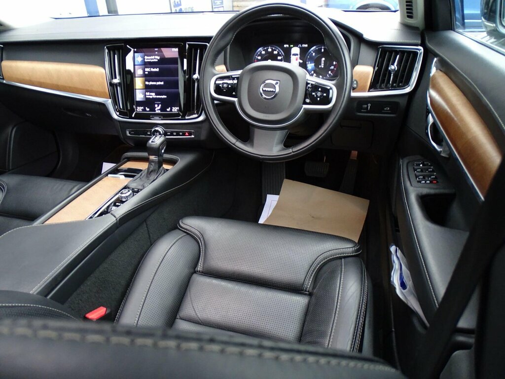 Volvo V90 T4 Momentum Plus Black #23