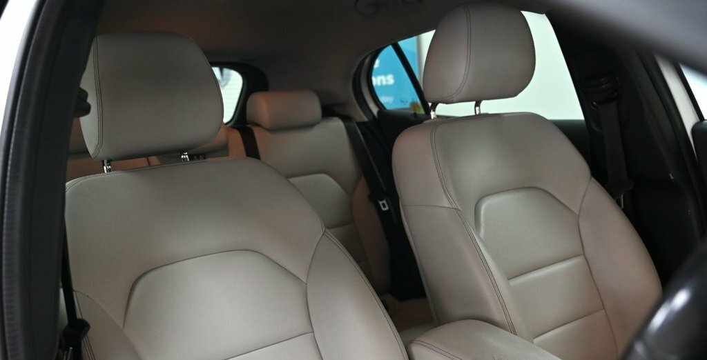 Mercedes-Benz GLA Class 1.6L Sport White #3