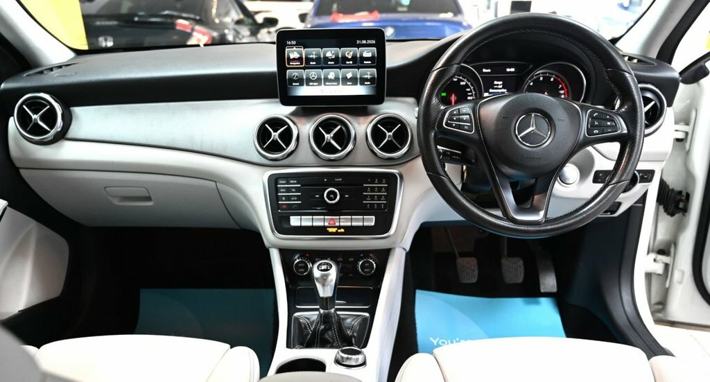 Mercedes-Benz GLA Class 1.6L Sport White #2