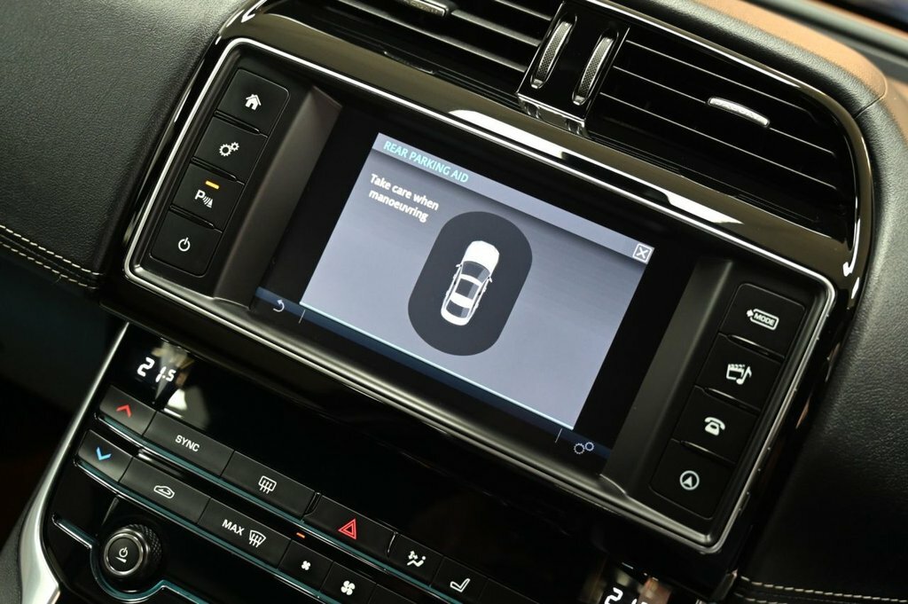 Jaguar XE 2L R-sport Black #4