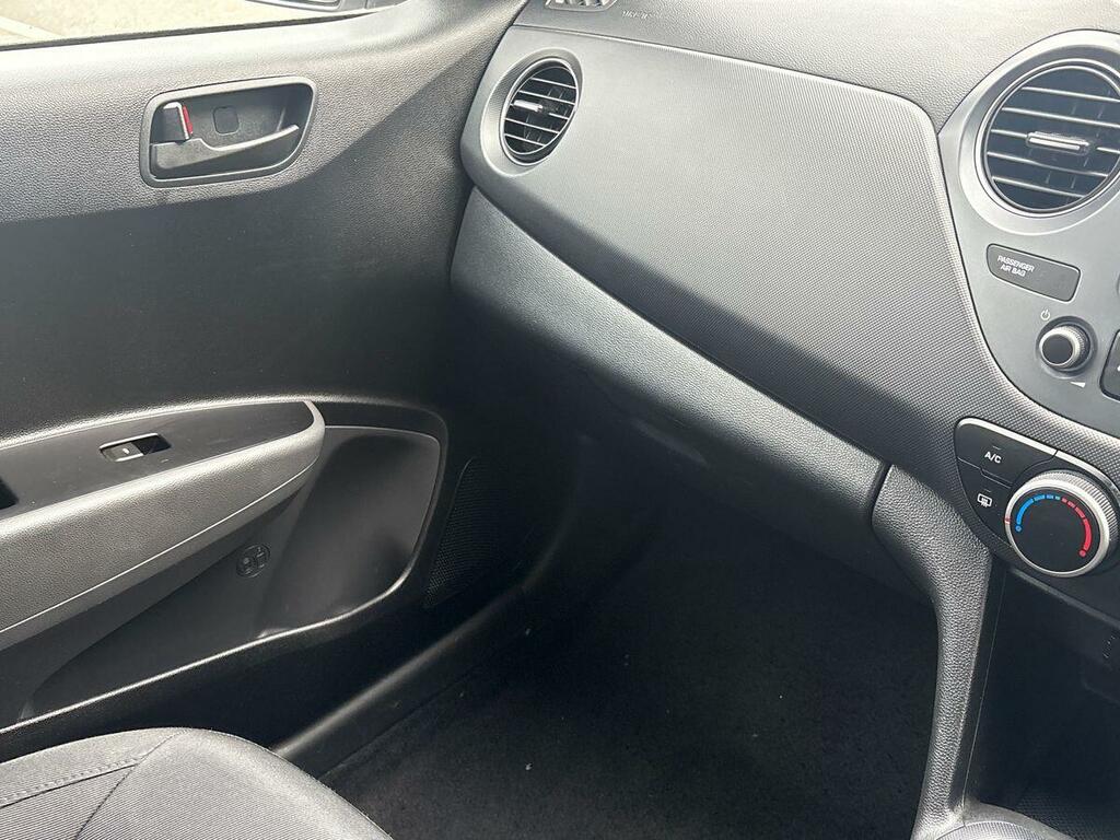 Hyundai I10 Hatchback White #27